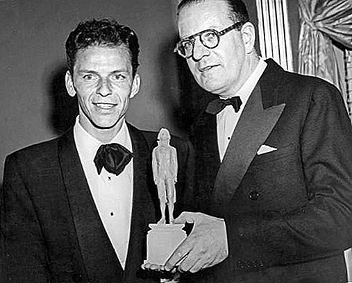 Penyanyi dan pelakon Frank Sinatra Amerika