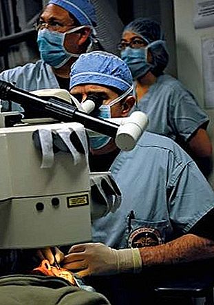 Ang pamamaraan ng operasyon ng keratectomy ng Photorefractive