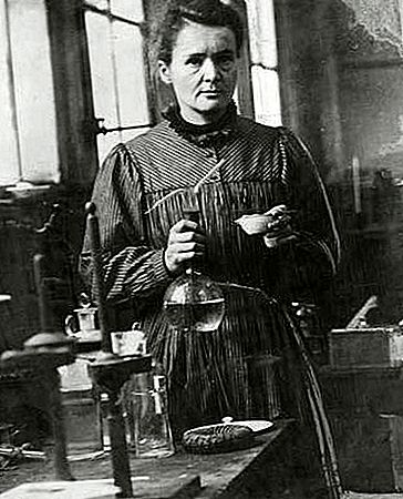 Marie Curie en Irène Curie op radium
