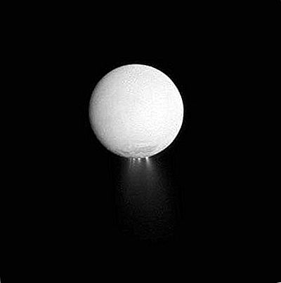 Luna Enceladus a lui Saturn