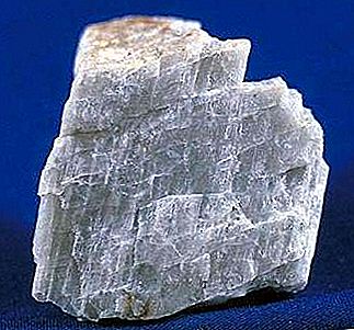 Plagioklazės mineralas
