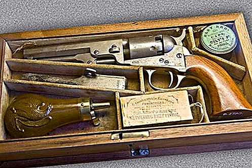 Nhà phát minh và nhà sản xuất người Mỹ Samuel Colt