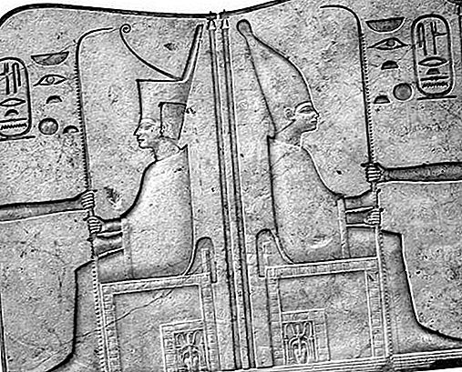 Короните на египетската емблема