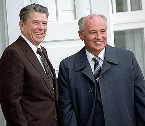 قمة ريكيافيك لعام 1986 تاريخ الولايات المتحدة والاتحاد السوفياتي